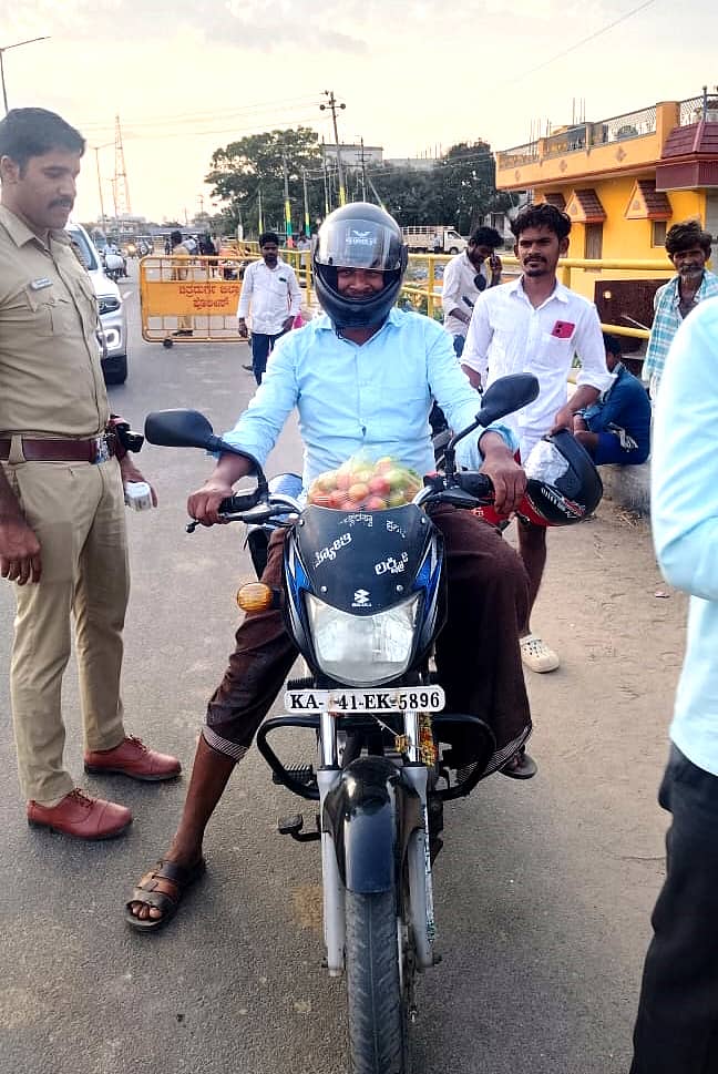 ಮೊಳಕಾಲ್ಮುರಿನಲ್ಲಿ ಬುಧವಾರ ಪೊಲೀಸರು ಹೆಲ್ಮೆಟ್‌ ಜಾಗೃತಿ ಮೂಡಿಸಿದರು.