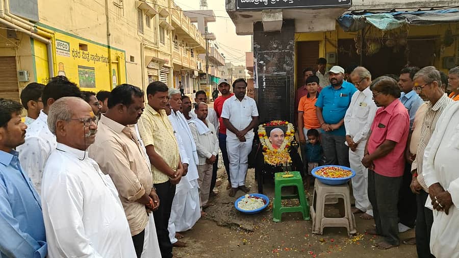 ಸೈದಾಪುರ ಪಟ್ಟಣದ ಕನಕ ವೃತ್ತದಲ್ಲಿ ಹಾಲುಮತ ಸಮಾಜದಿಂದ ಕಾಗಿನೆಲೆ ಗುರುಪೀಠದ ಸಿದ್ಧರಾಮನಂದ ಪುರಿ ಸ್ವಾಮೀಜಿಯವರಿಗೆ ಶ್ರದ್ಧಾಂಜಲಿ ಸಲ್ಲಿಸಲಾಯಿತು 