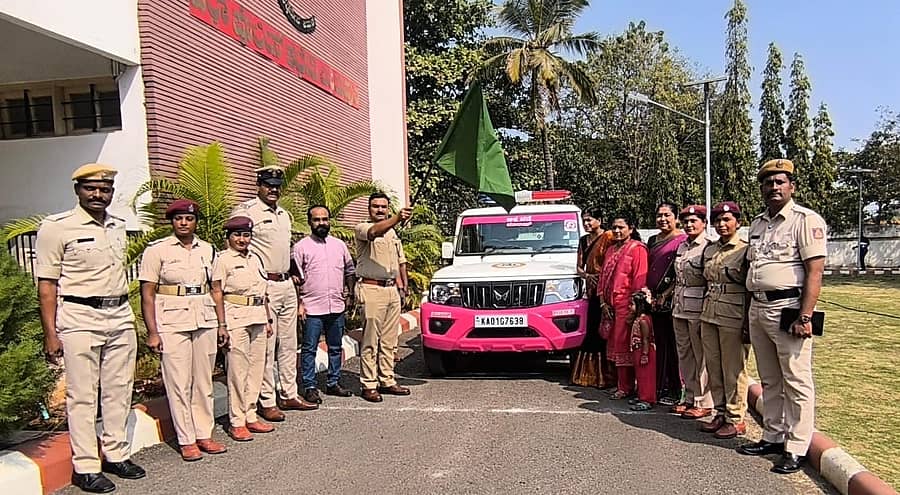 ವಿಜಯಪುರ ಜಿಲ್ಲಾ ಪೊಲೀಸ್ ವರಿಷ್ಠಾಧಿಕಾರಿ ಕಚೇರಿ ಬಳಿ ಎಸ್‌.ಪಿ ಲಕ್ಷ್ಮಣ ನಿಂಬರಗಿ ಅವರು ‘ಅಕ್ಕಪಡೆ’ಯ ವಾಹನಕ್ಕೆ ಬುಧವಾರ ಚಾಲನೆ ನೀಡಿದರು 