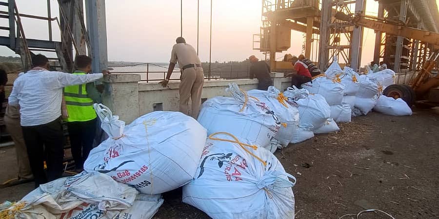 ರಬಕವಿ ಬನಹಟ್ಟಿ ಸಮೀಪದ ಹಿಪ್ಪರಗಿ ಬ್ಯಾರೇಜ್ ನ 22 ನೇ ಗೇಟ್ ಬಳಿ ನೀರು ಹರಿದು ಹೋಗದಂತೆ ದೊಡ್ಡ ಮರಳಿನ ಚೀಲಗಳನ್ನು ಕ್ರೇನ್ ಮೂಲಕ ಅಳವಡಿಸುತ್ತಿರುವುದು.