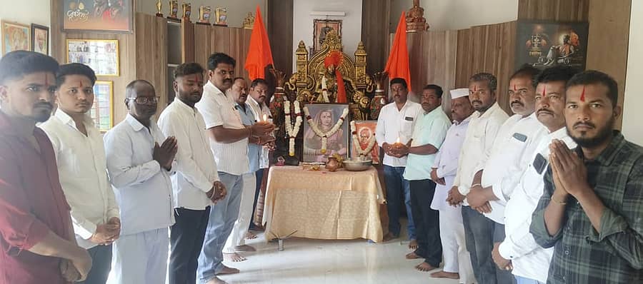 ಮಹಾಲಿಂಗಪುರದ ಮರಾಠ ಸಮಾಜದ ಕಿಲ್ಲಾದಲ್ಲಿ ಜೀಜಾಮಾತಾ ಜಯಂತಿಯನ್ನು ಆಚರಿಸಲಾಯಿತು