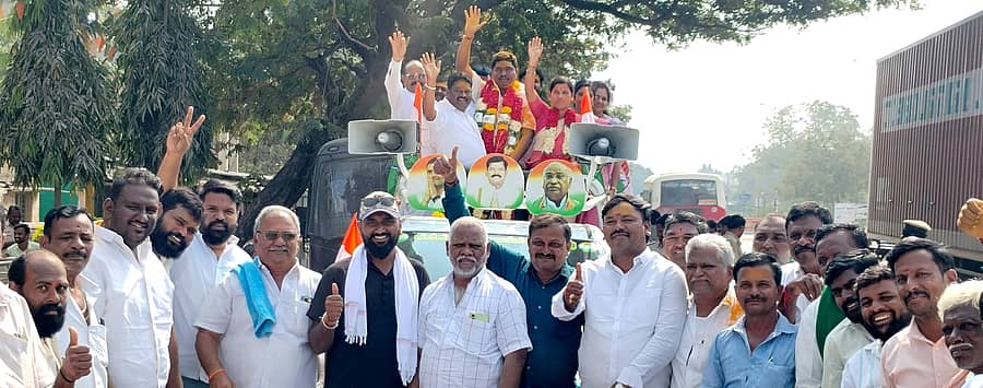 ಕಾರಟಗಿ ಪುರಸಭೆಯ ನೂತನ ಅಧ್ಯಕ್ಷ, ಉಪಾಧ್ಯಕ್ಷರಾಗಿ ಕಾಂಗ್ರೆಸ್‌ ಪಕ್ಷದವರು ಆಯ್ಕೆಯಾಗಿದ್ದು ಶುಕ್ರವಾರ ವಿಜಯೋತ್ಸವ ಆಚರಿಸಲಾಯಿತು