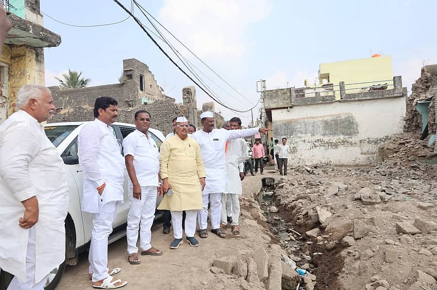 ಆಳಂದ ಪಟ್ಟಣದ ಮುಖ್ಯರಸ್ತೆ ತೆರವು ಕಾಮಗಾರಿಯನ್ನು ಶಾಸಕ ಬಿ.ಆರ್.ಪಾಟೀಲ ವೀಕ್ಷಿಸಿದರು