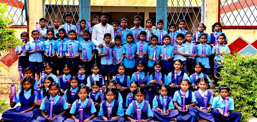 ಕುಡಿಯುವ ನೀರಿನ ಬಾಟಲ್‌ಗಳ ಜೊತೆ ಗಂಗಾವತಿ ತಾಲ್ಲೂಕಿನ ಚಿಕ್ಕಬೆಣಕಲ್‌ ಗ್ರಾಮದಲ್ಲಿರುವ ಪರಿಶಿಷ್ಟ ವರ್ಗಗಳ ಕಲ್ಯಾಣ ಇಲಾಖೆಯ ವಾಲ್ಮೀಕಿ ಆಶ್ರಮ ಶಾಲೆ ವಿದ್ಯಾರ್ಥಿಗಳು