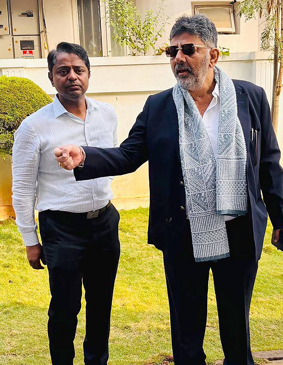 ಶಿಡ್ಲಘಟ್ಟದ ವಿಧಾನಸಭೇ ಕ್ಷೇತ್ರದ ರಾಜಕೀಯ ಬೆಳವಣಿಗೆಗಳ ಬಗ್ಗೆ ಶಶಿಧರ್ ಮುನಿಯಪ್ಪ ಅವರು ಕೆಪಿಸಿಸಿ ಅಧ್ಯಕ್ಷ ಡಿ.ಕೆ. ಶಿವಕುಮಾರ್ ಅವರನ್ನು ಭೇಟಿ ಮಾಡಿ ಚರ್ಚಿಸಿದರು