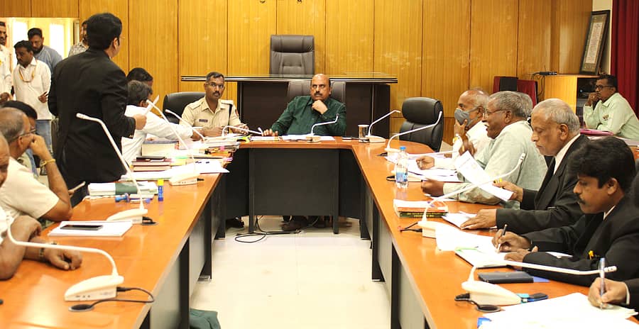 ಜಿಲ್ಲಾಧಿಕಾರಿ ಕಚೇರಿ ಸಭಾಂಗಣದಲ್ಲಿ ಜಿಲ್ಲಾಧಿಕಾರಿ ಟಿ.ವೆಂಕಟೇಶ್ ಅಧ್ಯಕ್ಷತೆಯಲ್ಲಿ ಪ್ರಾದೇಶಿಕ ಸಾರಿಗೆ ಪ್ರಾಧಿಕಾರದ ಸಭೆ ನಡೆಯಿತು