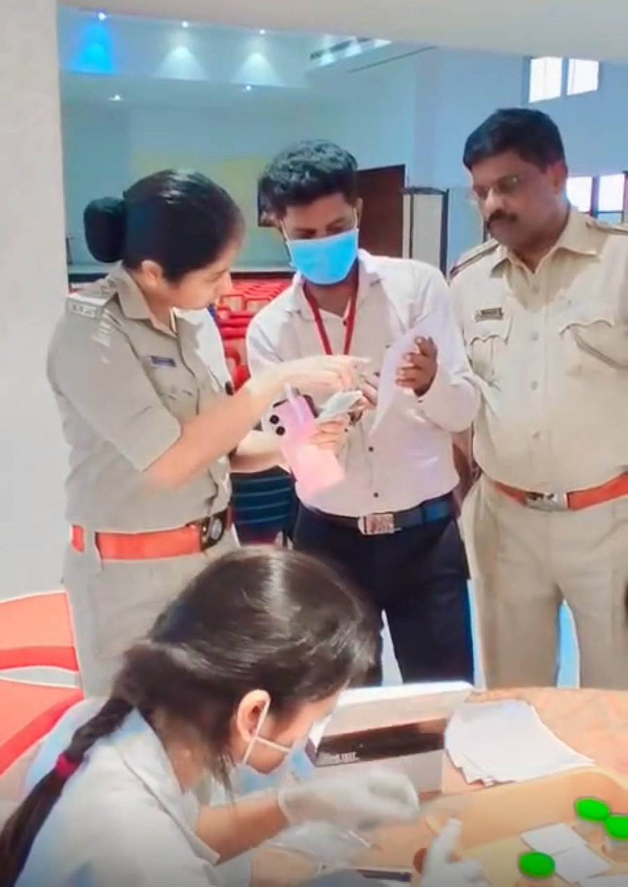 ತಪಾಸಣೆ ನಡೆಸಿದ ಪೊಲೀಸರು