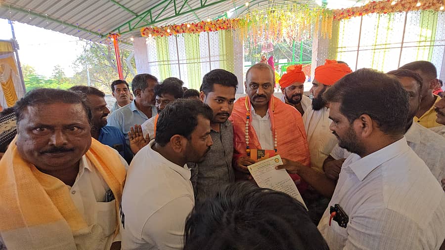 ವಿವಿಧ ಬೇಡಿಕೆಗಳ ಈಡೇರಿಕಗೆ ಆಗ್ರಹಿಸಿ ತೆಕ್ಕಲಕೋಟೆ ಪಟ್ಟಣದಲ್ಲಿ ಕೊಪ್ಪಳ ಸಂಸದ ರಾಜಶೇಖರ್ ಹಿಟ್ನಾಳ್‌ ಅವರಿಗೆ ಸಾರ್ವಜನಿಕರು ಮನವಿ ಸಲ್ಲಿಸಿದರು