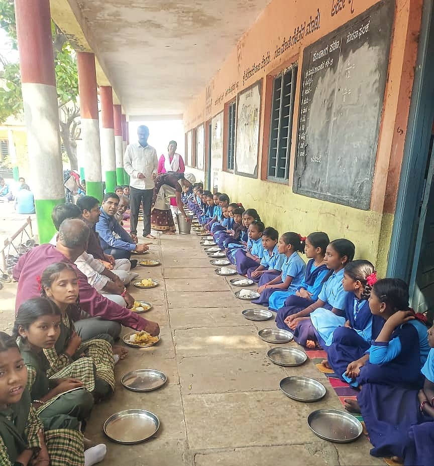 ಜೇವರ್ಗಿ ತಾಲ್ಲೂಕಿನ ರಂಜಣಗಿ ಗ್ರಾಮದ ಸರ್ಕಾರಿ ಪ್ರಾಥಮಿಕ ಶಾಲೆಯಲ್ಲಿ ಮಕ್ಕಳೊಂದಿಗೆ ಜಿಪಂ ಸಿಇಒ ಭಂವರ್‌ಸಿಂಗ್ ಮೀನಾ ಬಿಸಿಯೂಟ ಸವಿದರು