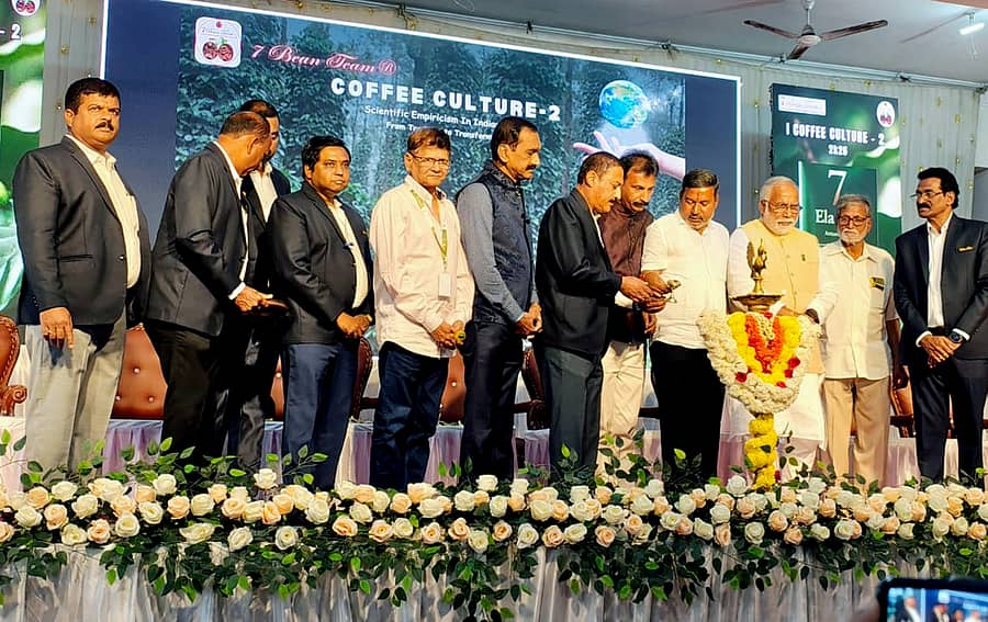 ಸಕಲೇಶಪುರದಲ್ಲಿ ಶುಕ್ರವಾರ 7 ಬೀನ್‌ ತಂಡದಿಂದ ನಡೆದ ಕಾಫಿ ಸಂಸ್ಕೃತಿಯಲ್ಲಿ ಶಾಸಕ ಸಿಮೆಂಟ್ ಮಂಜು ದೀಪ ಬೆಳಗಿಸಿದರು