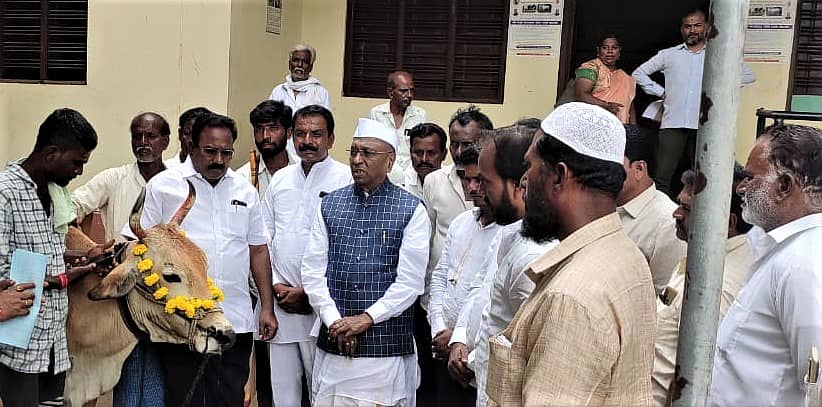 ಅಫಜಲಪುರ ತಾಲ್ಲೂಕಿನ ಗೊಬ್ಬುರ್ (ಬಿ) ಗ್ರಾಮದಲ್ಲಿ ಕಾಲುಬಾಯಿ ರೋಗ ಲಸಿಕಾ ಅಭಿಯಾನಕ್ಕೆ ಶಾಸಕ ಎಂ.ವೈ ಪಾಟೀಲ ಚಾಲನೆ ನೀಡಿರುವುದು (ಸಂಗ್ರಹ ಚಿತ್ರ)