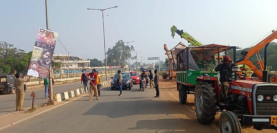 ಶಿಡ್ಲಘಟ್ಟದಲ್ಲಿ ಫ್ಲೆಕ್ಸ್, ಬ್ಯಾನರ್‌ಗಳನ್ನು ನಗರಸಭೆ ಸಿಬ್ಬಂದಿ ತೆರವುಗೊಳಿಸಿದರು