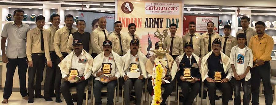 ಬ್ರಹ್ಮಾವರ ಆಭರಣ ಜ್ಯುವೆಲ್ಲರ್ಸ್ ನ ಮಳಿಗೆಯಲ್ಲಿ ಸೈನಿಕ ದಿನಾಚರಣೆಯಂದು ಸೈನಿಕರನ್ನು ಗೌರವಿಸಲಾಯಿತು.
