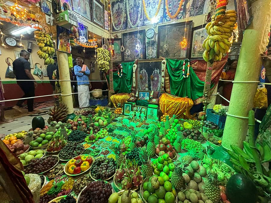 ಮೇಲುಕೋಟೆಯ ಸಜ್ಜೆಹಟ್ಟಿ ಮತ್ತು ಕರಗಂ ಅವರ ಮನೆಯಲ್ಲಿ ಶ್ರೀದೇವಿ, ಭೂದೇವಿ ಅಮ್ಮನವರಿಗೆ ಹಣ್ಣುಗಳನ್ನು ತಟ್ಟೆಯಲ್ಲಿ ಜೋಡಿಸಿ, ಮಡಿಲು ಶಾಸ್ತ್ರ ನೆರವೇರಿಸಲಾಯಿತು 