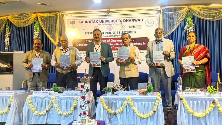 ಧಾರವಾಡದಲ್ಲಿ ನಡೆದ ವಿಚಾರ ಸಂಕಿರಣದಲ್ಲಿ ಸಂಶೋಧನಾ ನಿಯತಕಾಲಿಕೆ ಬಿಡುಗಡೆಗೊಳಿಸಲಾಯಿತು