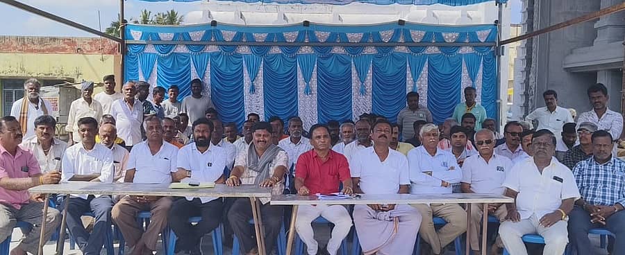 ಮಾಲೂರು ತಾಲ್ಲೂಕಿನ ಚಿಕ್ಕತಿರುಪತಿಯಲ್ಲಿ ನಡೆದ ಪತ್ರಿಕಾಗೋಷ್ಠಿಯನ್ನು ಭಾಗವಹಿಸಿದ್ದ ಗ್ರಾಮಸ್ಥರು