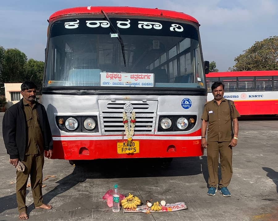 ವಿಜಯಪುರ ಪಟ್ಟಣದಿಂದ ವಿವಿಧೆಡೆಗೆ ನೂತನವಾಗಿ ಕೆಎಸ್‍ಆರ್ ಟಿಸಿ ಬಸ್ ಸೌಲಭ್ಯ ಆರಂಭದ ಹಿನ್ನೆಲೆಯಲ್ಲಿ ಪೂಜೆ ಸಲ್ಲಿಸಲಾಯಿತು. 