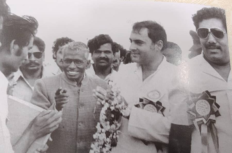 ರಾಜ್ಯಮಟ್ಟದ ದ್ವಿತೀಯ ರೈತ ಸಮ್ಮೇಳನದಲ್ಲಿ ಅಂದಿನ ಪ್ರಧಾನಿ ರಾಜೀವ್‌ ಗಾಂಧಿ, ಮುಖ್ಯಮಂತ್ರಿ ಆರ್. ಗುಂಡೂರಾವ್ ಅವರೊಂದಿಗೆ ಭೀಮಣ್ಣ ಖಂಡ್ರೆ ಚರ್ಚೆಯಲ್ಲಿ ತೊಡಗಿರುವುದು