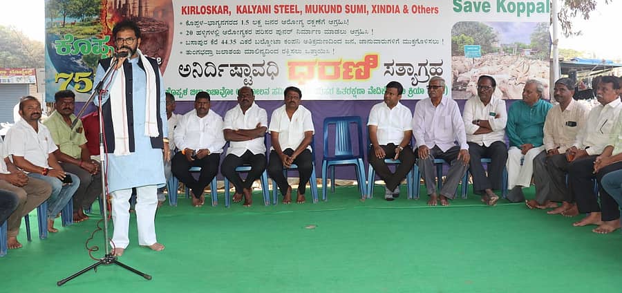 ಕೊಪ್ಪಳದಲ್ಲಿ ನಡೆಯುತ್ತಿರುವ ಅನಿರ್ದಿಷ್ಟ ಹೋರಾಟದಲ್ಲಿ ಶುಕ್ರವಾರ ಧಾನ ಪರಿಷತ್ ವಿರೋಧ ಪಕ್ಷದ ನಾಯಕ ಛಲವಾದಿ ನಾರಾಯಣಸ್ವಾಮಿ ಮಾತನಾಡಿದರು