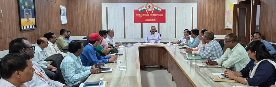 ವಿಜಯಪುರ ನಗರದ ಜಿಲ್ಲಾಧಿಕಾರಿ ಕಚೇರಿ ಸಭಾಂಗಣದಲ್ಲಿ ಶುಕ್ರವಾರ ನಡೆದ ವಿಶೇಷ ಘಟಕ ಯೋಜನೆಯ ಹಾಗೂ ಗಿರಿಜನ ಉಪಯೋಜನೆಯ ಪ್ರಗತಿ ಪರಿಶೀಲನಾ ಸಭೆಯಲ್ಲಿ ಹೆಚ್ಚುವರಿ ಜಿಲ್ಲಾಧಿಕಾರಿ ಔದ್ರಾಮ್‌ ಮಾತನಾಡಿದರು