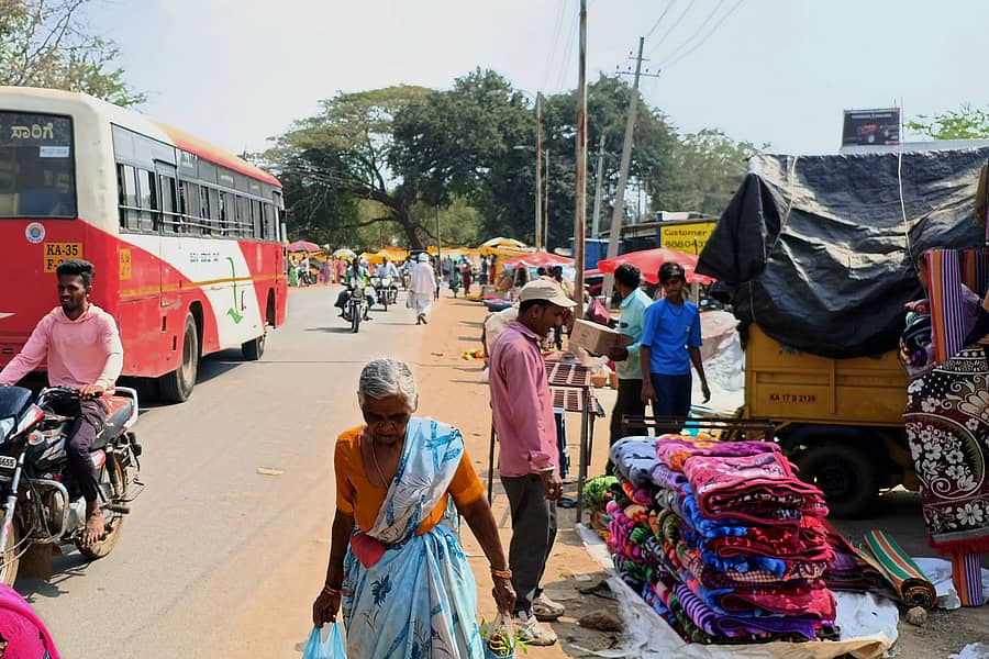 16KDL1 : ಕೂಡ್ಲಿಗಿ ಪಟ್ಟಣದಲ್ಲಿ ಶುಕ್ರವಾರ ನಡೆಯುವ ವಾರದ ಸಂತೆ ವ್ಯಾಪಾರಗಾರರು ಬೆಂಗಳುರು ರಸ್ತೆಯ ಅಕ್ಕ ಪಕ್ಕದಲ್ಲಿಯೇ ವ್ಯಾಪಾರ ಮಾಡುತ್ತಿರುವುದು.