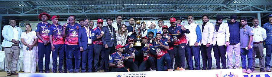 ಟ್ರೋಫಿಯೊಂದಿಗೆ ರಾಯಲ್‌ ಚಾಲೆಂಜರ್ಸ್‌ ಬೀದರ್‌ ತಂಡದ ಆಟಗಾರರು