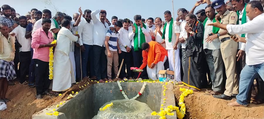 ಹನೂರು ತಾಲ್ಲೂಕಿನ ರಾಮನಗುಡ್ಡೆ ಕೆರೆಗೆ ನೀರು ಹರಿಸುವ ಯೋಜನೆಗೆ ಶಾಸಕ ಎಂ.ಆರ್. ಮಂಜುನಾಥ್ ಶುಕ್ರವಾರ ಚಾಲನೆ ನೀಡಿದರು