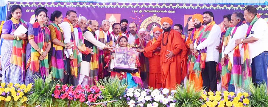 ಹರಿಹರದ ವೀರಶೈವ ಲಿಂಗಾಯತ ಪಂಚಮಸಾಲಿ ಪೀಠದ ವತಿಯಿಂದ ಗುರುವಾರ ಜರುಗಿದ ಹರ ಜಾತ್ರಾ ಮಹೋತ್ಸವದಲ್ಲಿ ಶಿಗ್ಗಾವಿ ಉತ್ಸವ ರಾಕ್ ಗಾರ್ಡನ್ ಕಲಾ ನಿರ್ದೇಶಕಿ ವೇದಾರಾಣಿ ದಾಸನೂರ ಅವರಿಗೆ ’ಕಿತ್ತೂರು ರಾಣಿ ಚನ್ನಮ್ಮ’ ಪ್ರಶಸ್ತಿ ಪ್ರದಾನ ಮಾಡಲಾಯಿತು