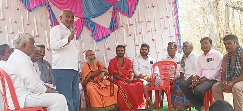 ಶಿಗ್ಗಾವಿ ತಾಲ್ಲೂಕಿನ ಗಂಗೆಭಾವಿ ಗವಿಮಠದಲ್ಲಿ ಮಕರ ಸಂಕ್ರಮಣದ ಮತ್ತು ಜಾತ್ರಾ ಮಹೋತ್ಸವದ ಅಂಗವಾಗಿ ಶುಕ್ರವಾರ ನಡೆದ ಧರ್ಮ ಸಮಾರಂಭದಲ್ಲಿ ನಿವೃತ್ತ ಶಿಕ್ಷಕ ಎನ್.ಎಸ್.ಬರದೂರ ಮಾತನಾಡಿದರು