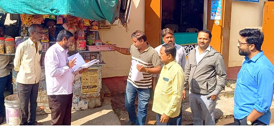 ರಬಕವಿ ಬನಹಟ್ಟಿಯಲ್ಲಿ ಅನೇಕ ಕಡೆಗಳಲ್ಲಿ ನಗರಸಭೆಯ ಅಧಿಕಾರಿಗಳು ತೆರಿಗೆ ಬಾಕಿ ಇರುವ ಅಂಗಡಿಕಾರರಿಗೆ ನೋಟಿಸ್ ನೀಡುತ್ತಿರುವುದು