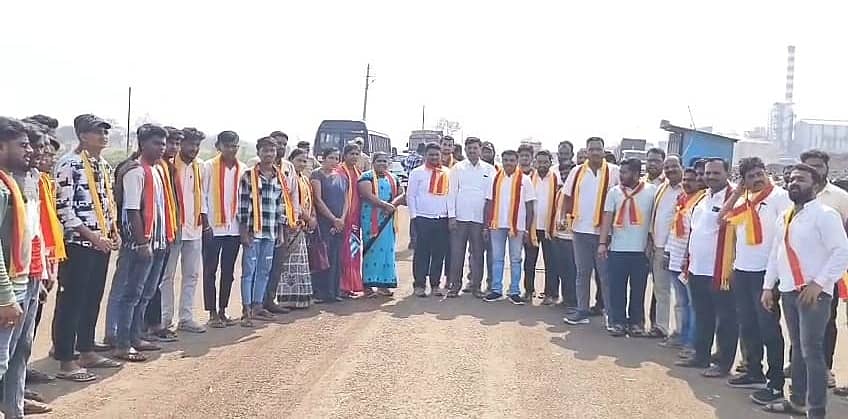 ಬೈಲಹೊಂಗಲ ಬಳಿಯ ಮರಕುಂಬಿಯಲ್ಲಿರುವ ಇನಾಮದಾರ ಸಕ್ಕರೆ ಕಾರ್ಖಾನೆಯಲ್ಲಿ ಸಂಭವಿಸಿದ ಅವಘಡದಲ್ಲಿ ಮೃತ ಕಾರ್ಮಿಕರು ಕುಟುಂಬಗಳಿಗೆ ಪರಿಹಾರ ನೀಡಬೇಕು ಎಂದು ಆಗ್ರಹಿಸಿ, ಕಿತ್ತೂರು ಕರ್ನಾಟಕ ಸೇನೆ ಜಿಲ್ಲಾ ಘಟಕದಿಂದ ಶುಕ್ರವಾರ ಪ್ರತಿಭಟನೆ ನಡೆಸಲಾಯಿತು