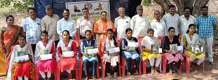 ಬೆನಕಟ್ಟಿಯ ಹೇಮರಡ್ಡಿ ಮಲ್ಲಮ್ಮ ಪ್ರೌಢಶಾಲೆಯಲ್ಲಿ ಜರುಗಿದ ಸಮಾರಂಭದಲ್ಲಿ ವೇಮನರ ವಚನ ಕಂಠಪಾಠ ಹಾಗೂ ಗಾಯನ ಸ್ಪರ್ಧೆಯ ವಿಜೇತ ವಿದ್ಯಾರ್ಥಿಗಳಿಗೆ ಬಹುಮಾನ ವಿತರಿಸಲಾಯಿತು