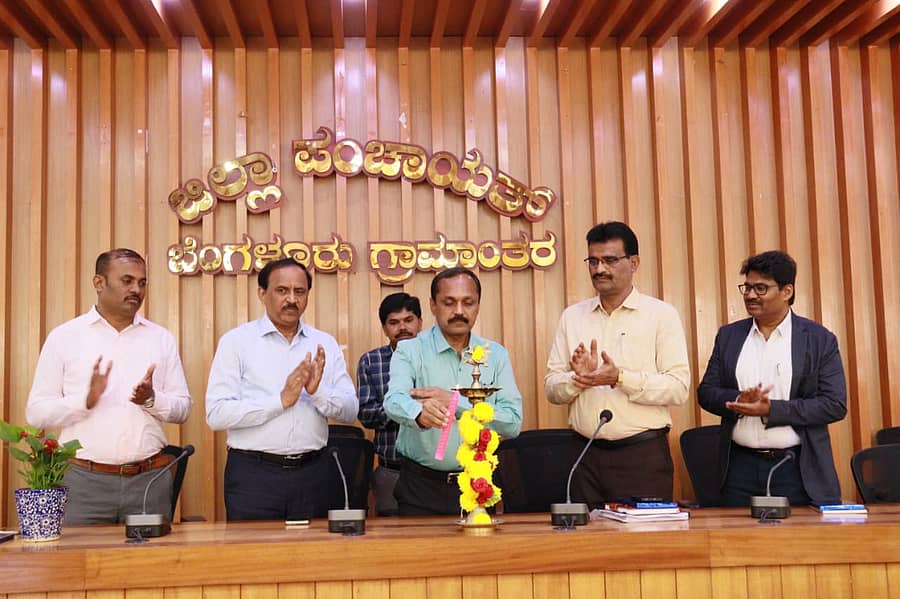 ದೇವನಹಳ್ಳಿಯ ಜಿಲ್ಲಾಡಳಿತ ಭವನದ ಜಿಪಂ ಸಭಾಂಗಣದಲ್ಲಿ ನಡೆದ ಜಿಲ್ಲಾ ಮಾನವ ಅಭಿವೃದ್ಧಿ ವರದಿ–2025 ಹಾಗೂ ಸಮಗ್ರ ಮತ್ತು ಸುಸ್ಥಿರ ಜಿಲ್ಲಾ ಅಭಿವೃದ್ಧಿ–2031 ಕುರಿತ ತರಬೇತಿ ಕಾರ್ಯಗಾರವನ್ನು ಜಿಲ್ಲಾಧಿಕಾರಿ ಎ.ಬಿ. ಬಸವರಾಜು ಉದ್ಘಾಟಿಸಿದರು