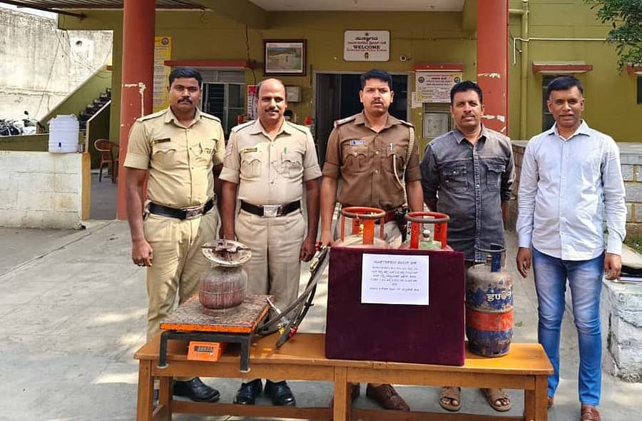 ಕೆಜಿಎಫ್‌ ರಾಬರ್ಟಸನ್‌ಪೇಟೆಯಲ್ಲಿ ಅಕ್ರಮ ಸಿಲಿಂಡರ್‌ ರೀಫಿಲ್ಲಿಂಗ್‌ ಮಾಡುತ್ತಿದ್ದ ಆರೋಪಿಯಿಂದ ವಶಪಡಿಸಿಕೊಂಡಿರುವ ಉಪಕರಣಗಳೊಂದಿಗೆ ‍ಪೊಲೀಸರು 