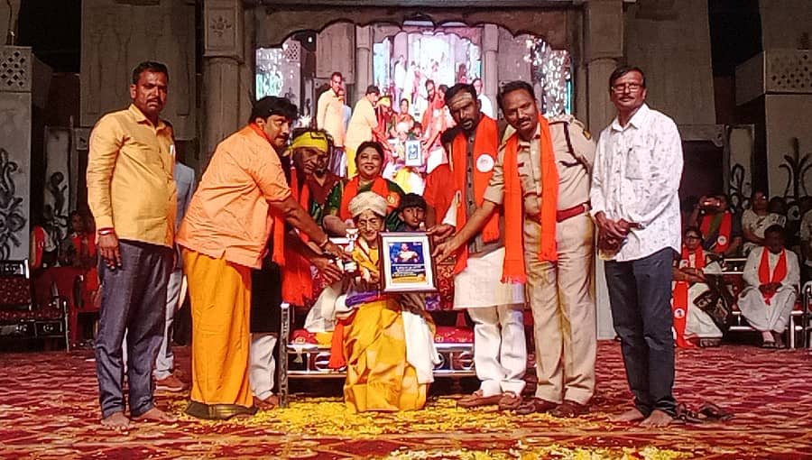 ಅಮೀನಗಡ ಸಮೀಪದ ಸಿದ್ಧನಕೊಳ್ಳದಲ್ಲಿ ಈಚೆಗೆ ನಡೆದ ಸಿದ್ದಶ್ರೀ ರಾಷ್ಟ್ರೀಯ ಉತ್ಸವದಲ್ಲಿ ಭಾರತಿ ವಿಷ್ಣುವರ್ಧನ್‌ಗೆ ಸಿದ್ದಶ್ರೀ ರಾಷ್ಟ್ರೀಯ ಪ್ರಶಸ್ತಿ ನೀಡಿ ಗೌರವಿಸಲಾಯಿತು