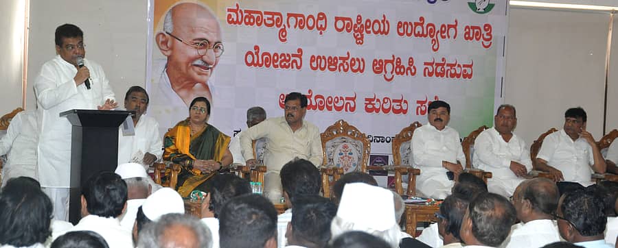 ವಿಜಯಪುರ ನಗರದ ‘ಸ್ಪೂರ್ತಿ’ ರೆಸಾರ್ಟ್‌ನಲ್ಲಿ ಶುಕ್ರವಾರ ಕಾಂಗ್ರೆಸ್‌ ಸಭೆಯಲ್ಲಿ ಜಿಲ್ಲಾ ಉಸ್ತುವಾರಿ ಸಚಿವ ಎಂ.ಬಿ.ಪಾಟೀಲ ಮಾತನಾಡಿದರು 