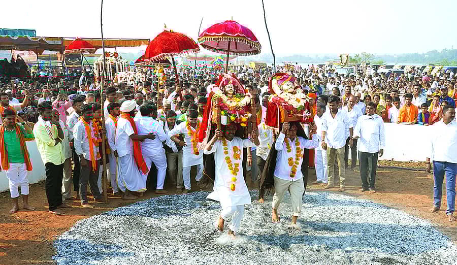 ಬಸವಕಲ್ಯಾಣ ತ್ರಿಪುರಾಂತ ಕೆರೆ ದಂಡೆಯಲ್ಲಿ ಶುಕ್ರವಾರ ಮಡಿವಾಳ ಮಾಚಿದೇವರ ಜಾತ್ರೆ ಅಂಗವಾಗಿ ಕೆಂಡ ತುಳಿಯಲಾಯಿತು