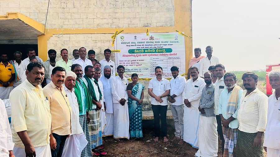 ಕನಕಗಿರಿ ಸಮೀಪದ ಹುಲಿಹೈದರ ಗ್ರಾಮದ ಸಹಕಾರಿ ಸಂಘದ ಕಚೇರಿಯಲ್ಲಿ ಶುಕ್ರವಾರ ತೊಗರಿ ಖರೀದಿ‌ ಕೇಂದ್ರವನ್ನು ಗ್ರಾಮ ಪಂಚಾಯಿತಿ ಅಧ್ಯಕ್ಷೆ ಶರಣಮ್ಮ‌ ಕೆಲ್ಲೂರು ಅವರು ಉದ್ಘಾಟಿಸಿದರು