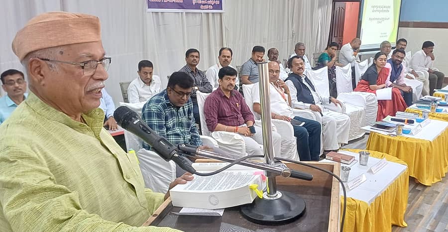 ಶಿರಸಿಯಲ್ಲಿ ನಡೆದ ಸಭೆಯಲ್ಲಿ ಡಿ.ಆರ್.ಪಾಟೀಲ ಮಾತನಾಡಿದರು