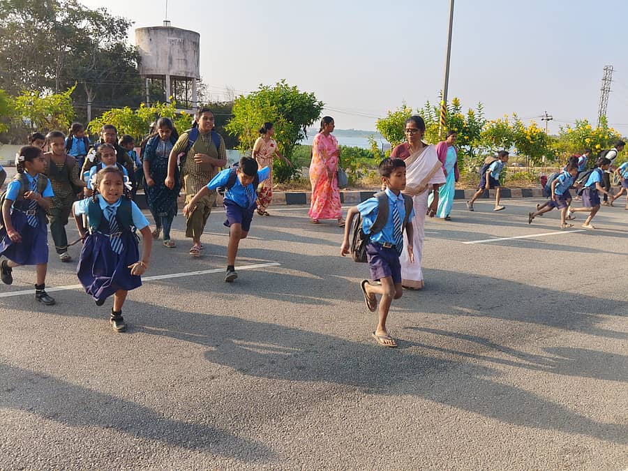 ಪಿಳ್ಳೇಕೆರೇನಹಳ್ಳಿ ಸರ್ಕಾರಿ ಹಿರಿಯ ಪ್ರಾಥಮಿಕ ಶಾಲೆಯ ಮುಖ್ಯಶಿಕ್ಷಕಿ ಎನ್‌.ಬಿ.ನಂದಾ ಅವರ ನಿಗಾದಲ್ಲಿ ರಾಷ್ಟ್ರೀಯ ಹೆದ್ದಾರಿ ದಾಟುತ್ತಿರುವ ವಿದ್ಯಾರ್ಥಿಗಳು 