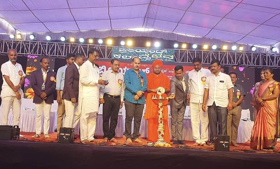 ತಾಳಿಕೋಟೆ ತಾಲ್ಲೂಕಿನ ಮೈಲೇಶ್ವರ ಗ್ರಾಮದ ಬ್ರಿಲಿಯಂಟ್ ಶಾಲೆಯಲ್ಲಿ ನಡೆದ ಕಾರ್ಯಕ್ರಮವನ್ನು ಬಿಇಒ ಬಿ.ಎಸ್. ಸಾವಳಗಿ ಉದ್ಘಾಟಿಸಿದರು