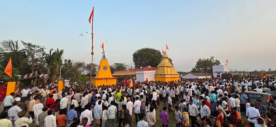 ಚಿಂಚೋಳಿ ತಾಲ್ಲೂಕಿನ ಕುಪನೂರು ಗ್ರಾಮದಲ್ಲಿ ಮಲ್ಲಿಕಾರ್ಜುನ ದೇವರ ಜಾತ್ರೆಯಲ್ಲಿ ಶುಕ್ರವಾರ ಪಾಲ್ಗೊಂಡ ಅಪಾರ ಸಂಖ್ಯೆಯ ಭಕ್ತರು ನಂದಿಕೋಲು ಪಲ್ಲಕ್ಕಿ ಮೇಲೆ ಜೋಳದ ಶಿತನಿ ತೆನೆಯ ಅಕ್ಷತೆಯಾಗಿ ಹಾಕಿದರು 