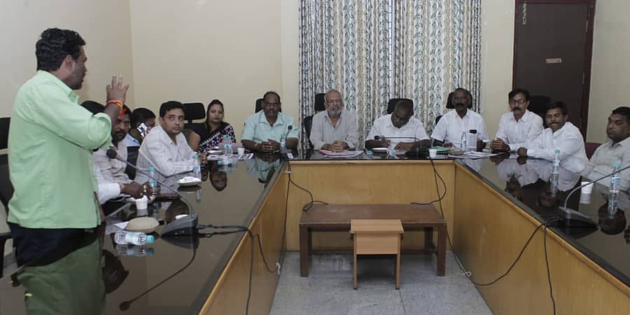 ಹುಬ್ಬಳ್ಳಿಯ ಪ್ರವಾಸಿ ಮಂದಿರದಲ್ಲಿ ಶುಕ್ರವಾರ ಜೆಡಿಎಸ್‌ ಮುಖಂಡರು ಮತ್ತು ಕಾರ್ಯಕರ್ತರು ಸಭೆ ನಡೆಸಿದರು