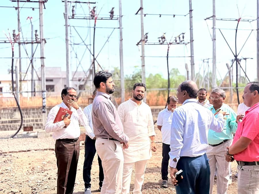 ಕಲಬುರಗಿಯ ವಿವಿಧೆಡೆ 33 ಕೆವಿ ಸಬ್‌ಸ್ಟೇಶನ್ ನಿರ್ಮಾಣಕ್ಕೆ ಜೆಸ್ಕಾಂ ಅಧ್ಯಕ್ಷ ಪ್ರವೀಣ ಪಾಟೀಲ ಹರವಾಳ ಜಾಗದ ಪರಿಶೀಲನೆ ನಡೆಸಿದರು. ಸಂಸ್ಥೆಯ ಎಂ.ಡಿ. ಕೃಷ್ಣ ಬಾಜಪೇಯಿ ಹಾಗೂ ಎಂಜಿನಿಯರ್‌ಗಳು ಭಾಗವಹಿಸಿದ್ದರು