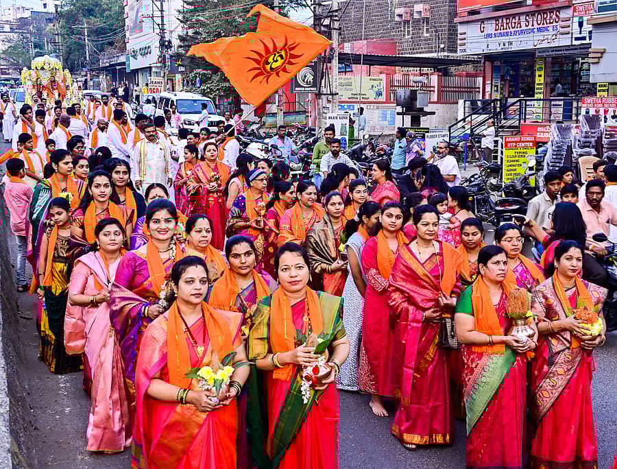 ಕಲಬುರಗಿಯಲ್ಲಿ ಶುಕ್ರವಾರ ಹಮ್ಮಿಕೊಂಡಿದ್ದ ದೈವಜ್ಞ ದರ್ಶನ ಕಾರ್ಯಕ್ರಮಕ್ಕೂ ಮುನ್ನ ದೈವಜ್ಞ ಬ್ರಾಹ್ಮಣ ಮಠಾಧೀಶರಾದ ಸಚ್ಚಿದಾನಂದ ಜ್ಞಾನೇಶ್ವರ ಭಾರತೀ ಸ್ವಾಮೀಜಿ ಹಾಗೂ ಸುಜ್ಞಾನೇಶ್ವರ ಭಾರತೀ ಸ್ವಾಮೀಜಿ ಅವರನ್ನು ಸಾರೋಟಿನಲ್ಲಿ ಮೆರವಣಿಗೆ ಮಾಡಲಾಯಿತು.ಪ್ರಜಾವಾಣಿ ಚಿತ್ರ