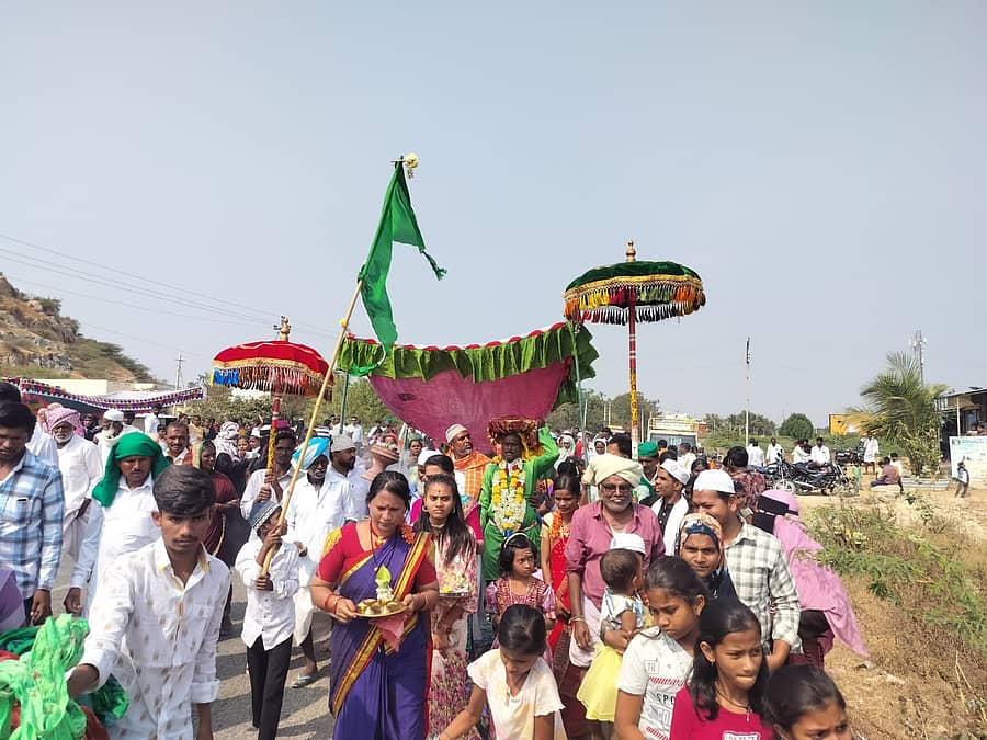 ಮಸ್ಕಿ ತಾಲ್ಲೂಕಿನ ಹಸಮಕಲ್‌ ಗ್ರಾಮದಲ್ಲಿ ಗುರುವಾರ ಸಂತೆಕೆಲ್ಲೂರು ಘನಮಠೇಶ್ವರ ಮಠದಿಂದ ಬಂದ ಗಂಧವನ್ನು ಗ್ರಾಮದಲ್ಲಿ ಮೆರವಣಿಗೆ ಮೂಲಕ ಬರಮಾಡಿಕೊಳ್ಳಲಾಯಿತು