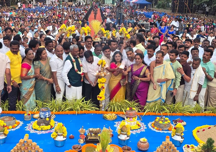 <div class="paragraphs"><p>ಮಾಗಡಿ ಮುಖ್ಯರಸ್ತೆಯ ಅಂಜನಾನಗರದಲ್ಲಿ ಹಮ್ಮಿಕೊಂಡಿದ್ದ "ಸುಗ್ಗಿ ಸಂಭ್ರಮ 2026" ಕಾರ್ಯಕ್ರಮಕ್ಕೆ ಶಾಸಕ ಎಸ್.ಟಿ.ಸೋಮಶೇಖರ್ ಅವರು ದವಸ-ಧಾನ್ಯಗಳ ರಾಶಿಗೆ ಪೂಜೆ ಸಲ್ಲಿಸಿ ಚಾಲನೆ ನೀಡಿದರು. </p></div>