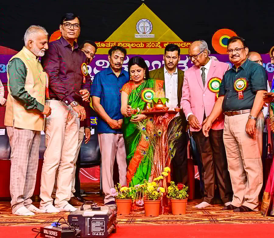 ಕಲಬುರಗಿಯ ನೂತನ ವಿದ್ಯಾಲಯ ಸಂಸ್ಥೆಯಿಂದ ಶುಕ್ರವಾರ ಆಯೋಜಿಸಿದ್ದ ಸಾಂಸ್ಕೃತಿಕ ಉತ್ಸವವನ್ನು ಖ್ಯಾತ ಗಾಯಕಿ ಬಿ.ಆರ್‌.ಛಾಯಾ ಉದ್ಘಾಟಿಸಿದರು. ಸಂಸ್ಥೆಯ ಅಧ್ಯಕ್ಷ ಗೌತಮ ಜಹಾಗೀರದಾರ ಸೇರಿದಂತೆ ಹಲವರು ಇದ್ದಾರೆ –ಪ್ರಜಾವಾಣಿ ಚಿತ್ರ