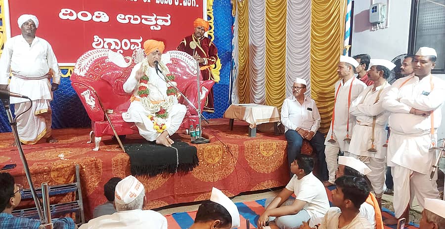 ಶಿಗ್ಗಾವಿ ಪಟ್ಟಣದ ವಿಠ್ಠಲ ರುಕುಮಾಯಿ ದೇವಸ್ಥಾನದಲ್ಲಿ ಗುರುವಾರ ದಿಂಡಿ ಉತ್ಸವ ಅಂಗವಾಗಿ ನಡೆದ ಧರ್ಮ ಸಮಾರಂಭದಲ್ಲಿ ಪಂಡರಪುರದ ಪ್ರಭಾಕರ ಬುವಾ ಭಜರಂಗ ಬುವಾ ಬೋಧಲೆ ಮಹಾರಾಜರು ಮಾತನಾಡಿದರು