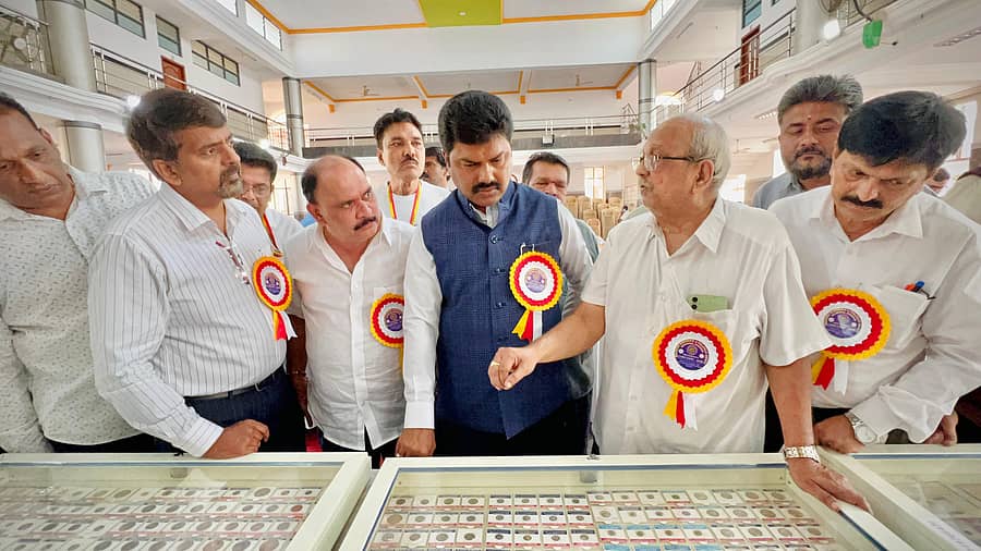 ಶಿವಮೊಗ್ಗದಲ್ಲಿ ಶುಕ್ರವಾರ ಅಪರೂಪದ ಅಂಚೆ ಚೀಟಿ ಹಾಗೂ ಹಳೆಯ ನಾಣ್ಯಗಳನ್ನು ಸಂಸದ ಬಿ.ವೈ.ರಾಘವೇಂದ್ರ, ವಿಧಾನಪರಿಷತ್ ಸದಸ್ಯ ಡಿ.ಎಸ್.ಅರುಣ್ ಹಾಗೂ ಸೂಡಾ ಅಧ್ಯಕ್ಷ ಎಚ್.ಎಸ್.ಸುಂದರೇಶ ವೀಕ್ಷಣೆ ಮಾಡಿದರು